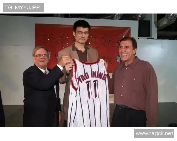 姚明与中国男篮传奇球员合照回顾展现篮球精神与团结力量 姚明与中国男篮传奇球员合照回顾展现篮球精神与团结力量