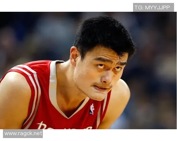 2004年姚明首次出场震撼NBA赛场引发全球关注与热议