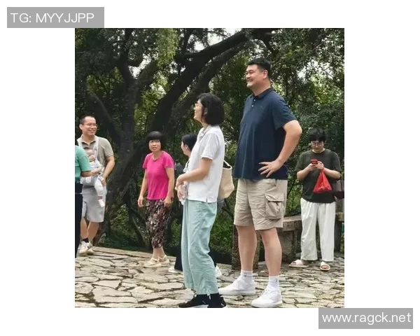 姚明亲自示范花艺技巧与创意搭配的独特魅力与艺术享受