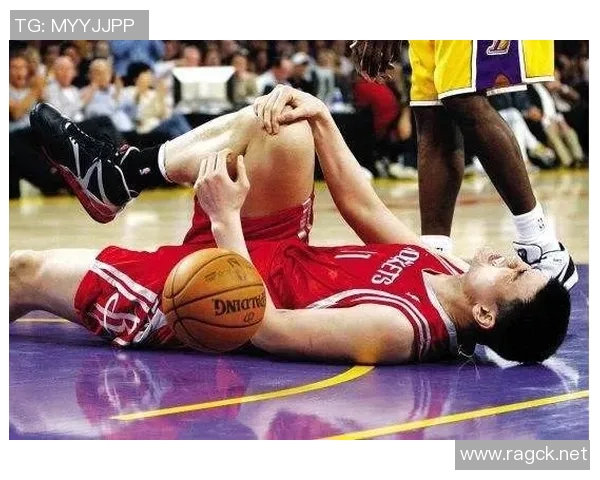 贾巴尔与姚明携手合影展现篮球传奇的跨时代友谊与荣耀 贾巴尔与姚明携手合影展现篮球传奇的跨时代友谊与荣耀