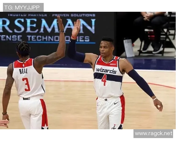 姚明出奇制胜在赛场上偷袭詹姆斯引发热议篮球界的传奇对决 姚明出奇制胜在赛场上偷袭詹姆斯引发热议篮球界的传奇对决