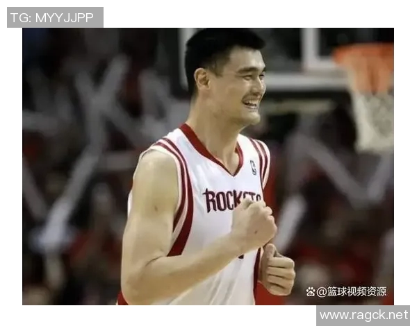 姚明在国际赛场上热情拥抱致意展现体育精神与友谊的力量