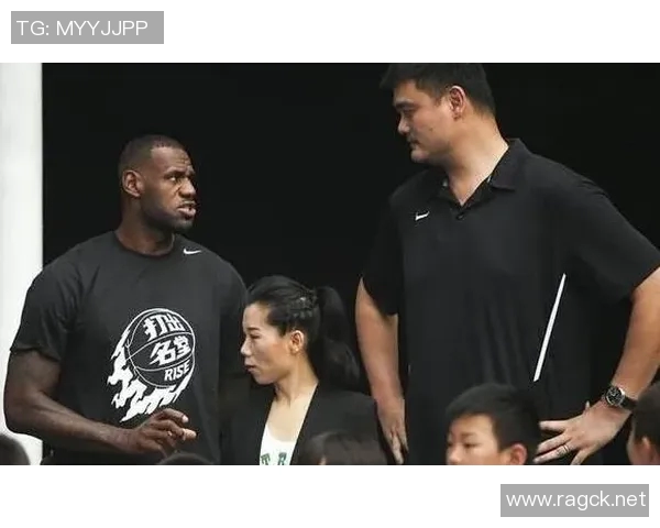 欧文与姚明亲密合影展现篮球巨星之间的友谊与荣耀