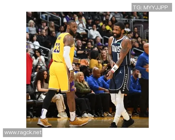 詹姆斯与足球明星激情互换球衣展现体育跨界友谊的精彩瞬间