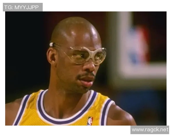 卡里姆阿卜杜尔贾巴尔传奇篮球生涯的辉煌成就与影响力分析 卡里姆阿卜杜尔贾巴尔传奇篮球生涯的辉煌成就与影响力分析