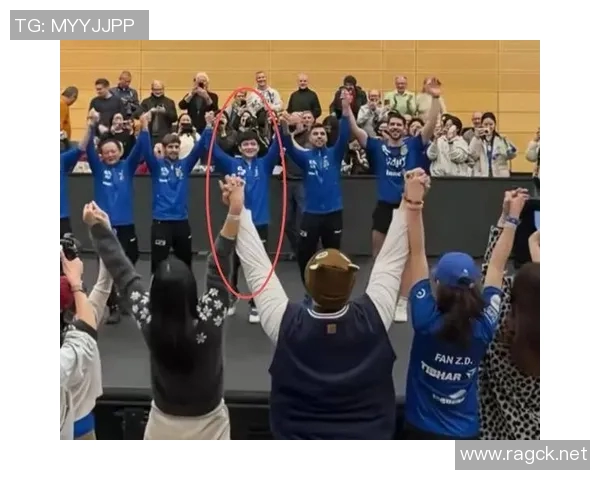 足球明星齐聚一堂共同庆祝盛大赛事的精彩瞬间大合照