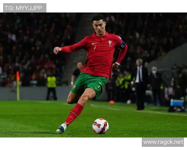 中锋位置的足球明星们如何在赛场上展现个人魅力与团队协作的完美结合