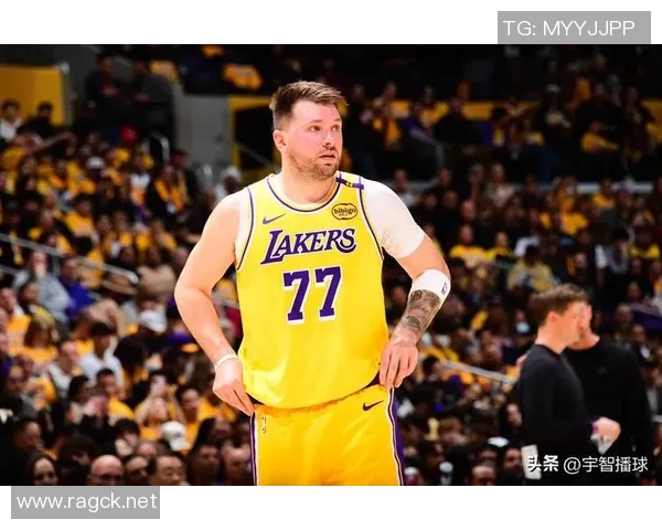 穿着53号球衣的篮球明星风采展示与精彩瞬间回顾