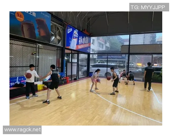篮球明星在家打游戏的趣味时光与家庭生活的完美结合